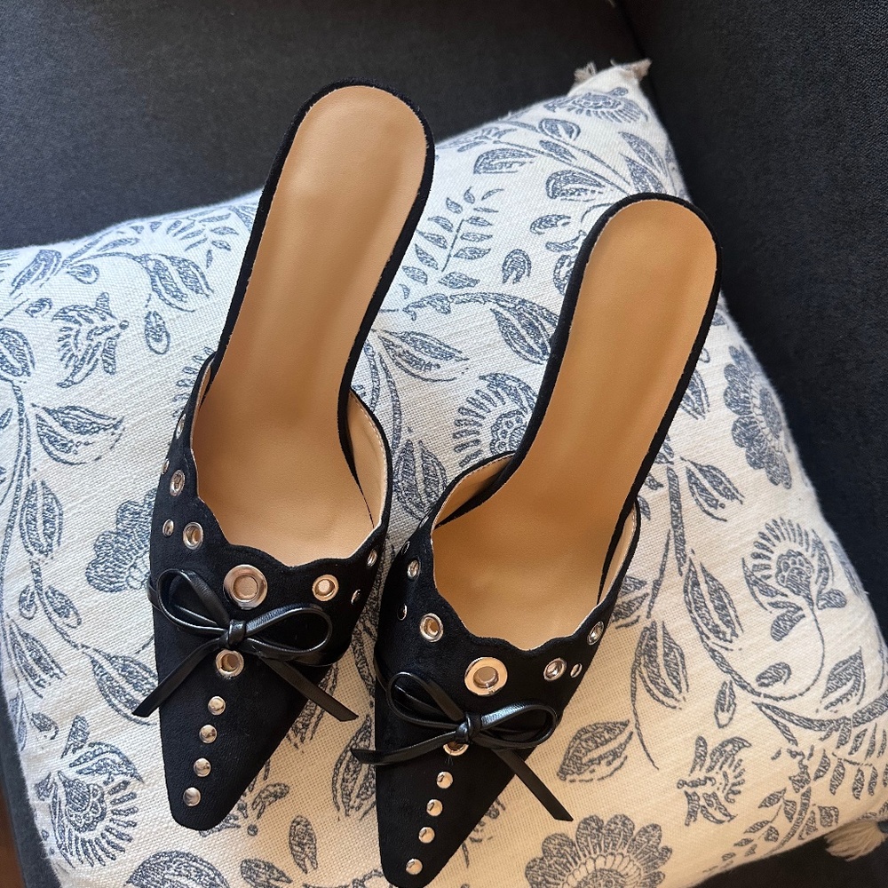 Studded slip on bow  Kitten Heels Sz 6 🖤